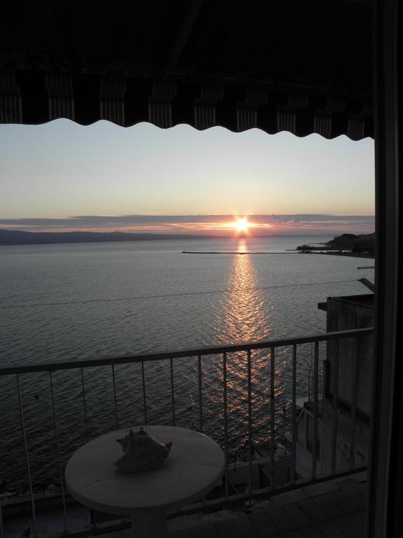 Sunny Apartment Omiš Quarto foto